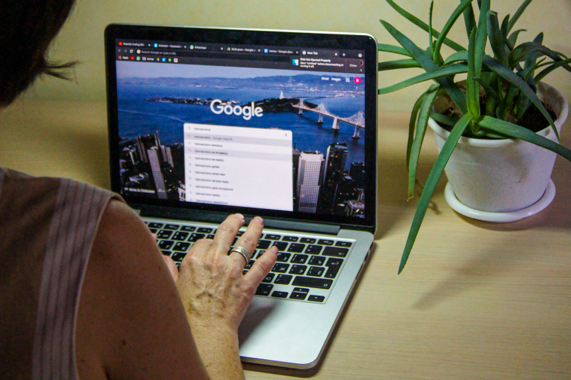 ordinateur avec un navigateur ouvert sur Google